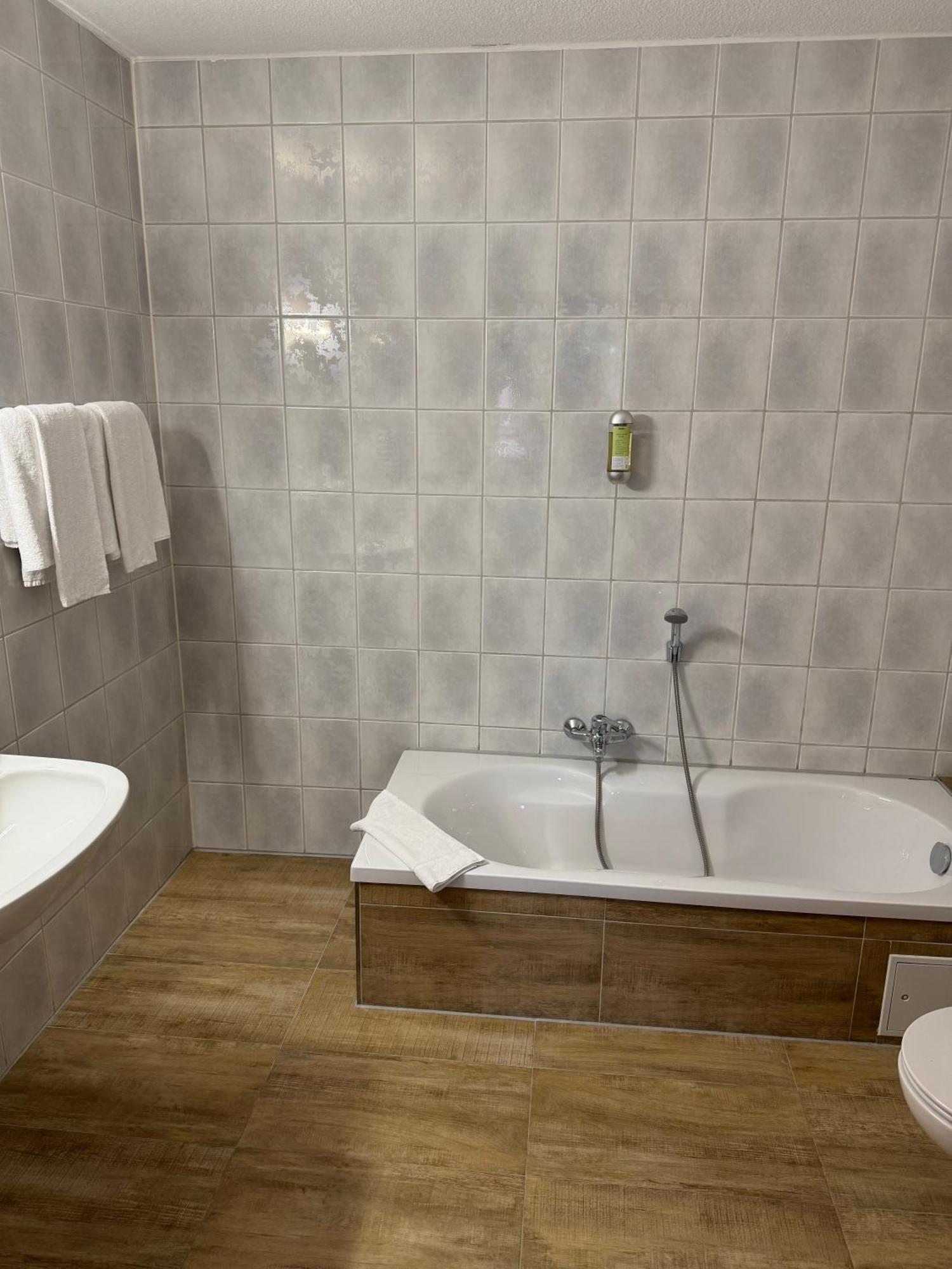 Dua Hotel Wennigsen Extérieur photo
